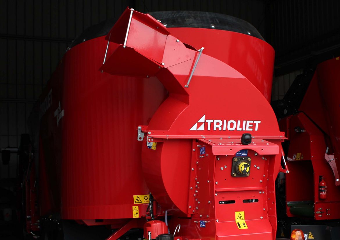 Triotrac zelfrijdende voermengwagen met stroblazer