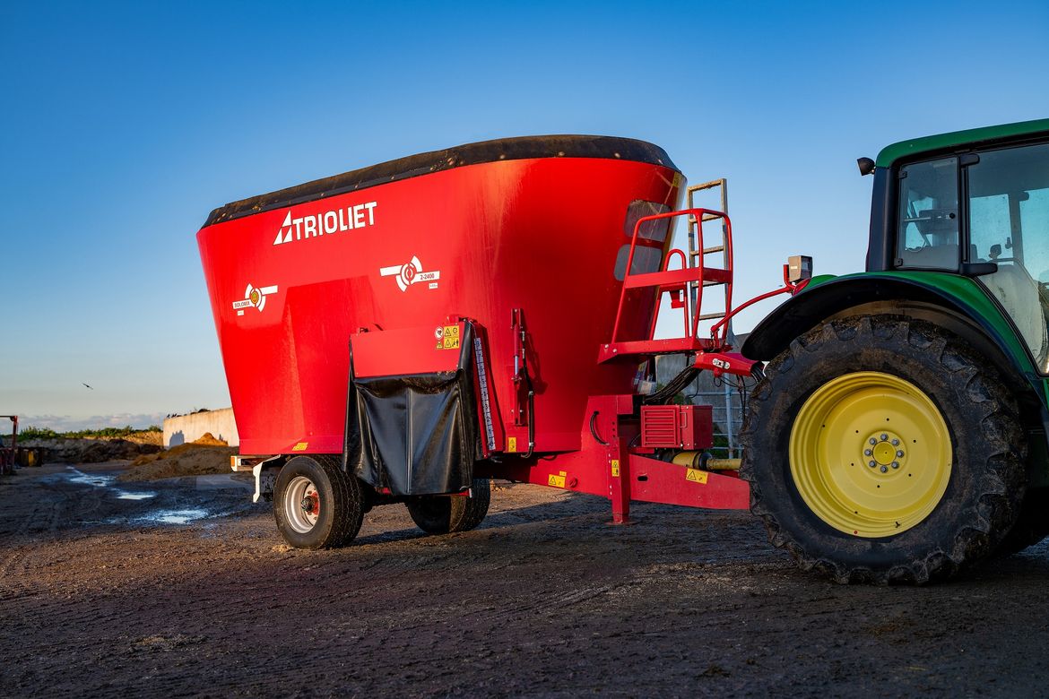 voermengwagen, voerwagen, powershift, schakelkast, automatisch schakelen, vijzeltoeren, toerental, aandrijfas, aftakas, trekker, tractor, mengwagen, mengkuip, automatisch schakelbare reductiekast