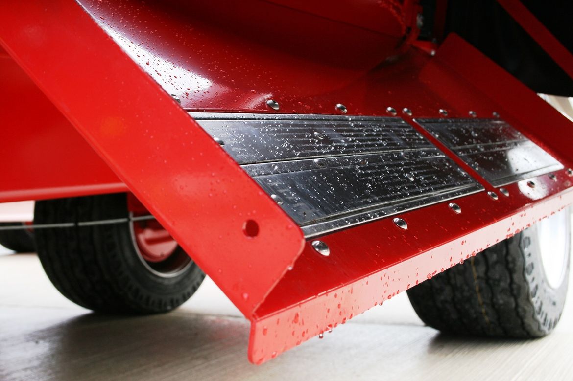 magneet, scherp, scherp-in voorkomen, magneten, vijzelmagneten, magneet op opvoerband voermengwagen, hoe voorkom ik scherp, hoe voorkom ik scherp-in, magneet in mengwagen, scherpe voorwerpen in het voer, metaal in koeienvoer, ijzeren delen in rantsoen, metaal, ijzer, voer, rantsoen, koeien, herkauwen, pens, netmaag, scherp-in, maagperforatie, scherpoperatie, kooimagneet, magneet, buikvliesontsteking, voerborstel, koe, melkveebedrijf, spijkers in voer, maag ontsteking bij koe, 