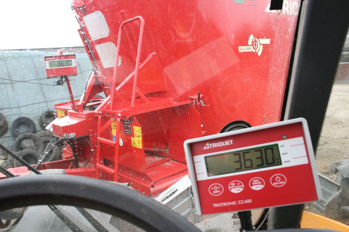 Feed app, cabine trekker, tractor, bediening weegsysteem, applicatie, smartphone