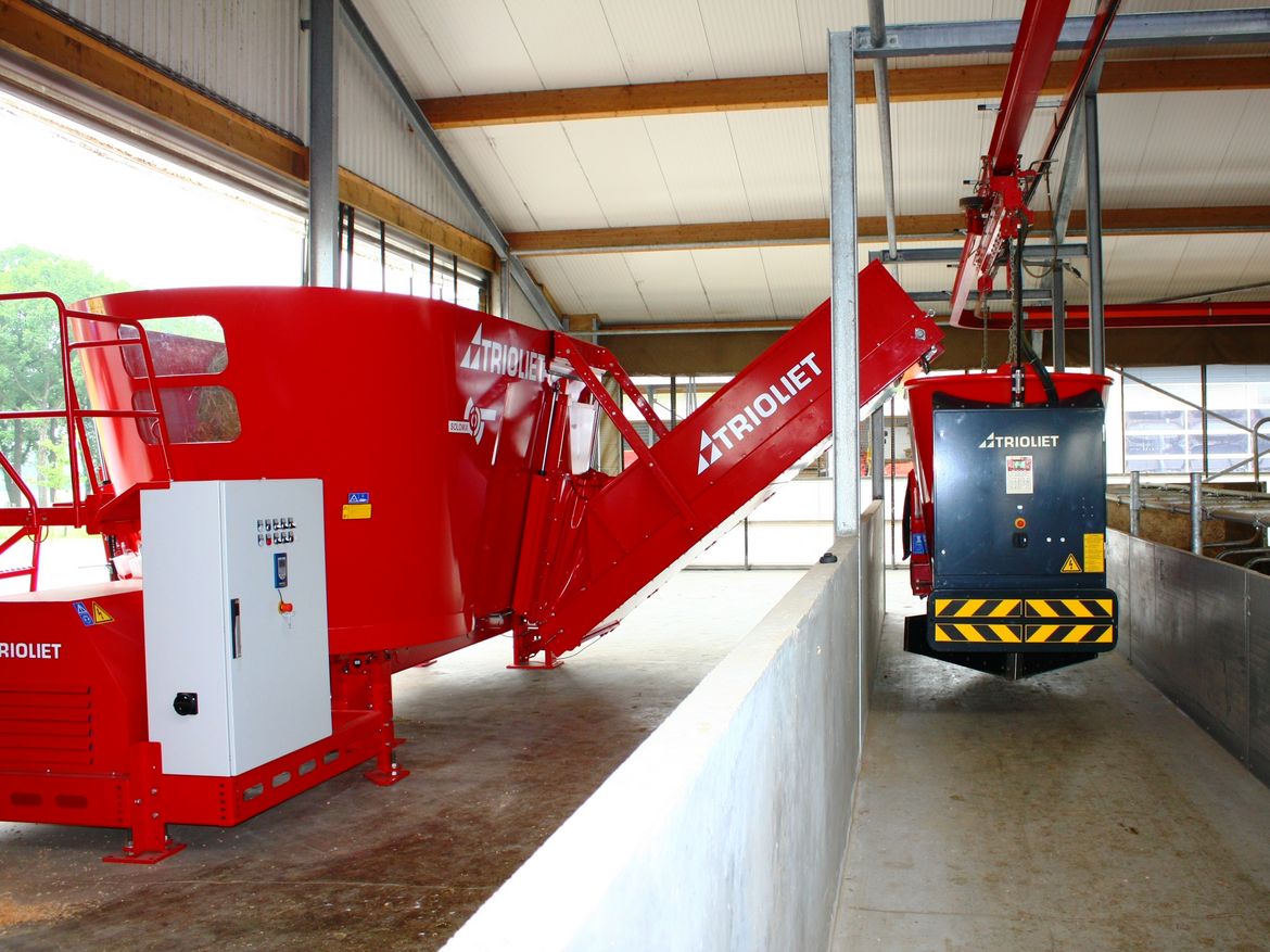 Stationair voermengwagen kuilvoer kuilwand