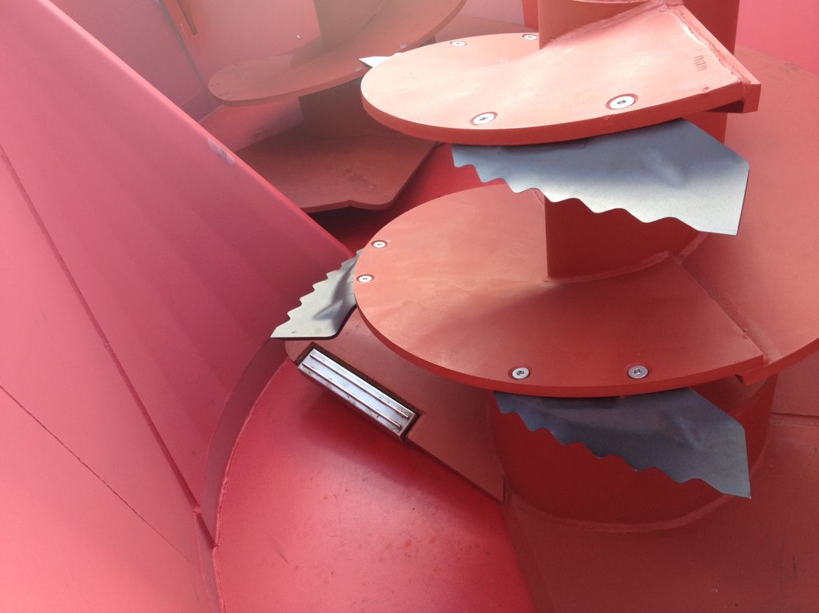 magneet, scherp, scherp-in voorkomen, magneten, vijzelmagneten, magneet op opvoerband voermengwagen, hoe voorkom ik scherp, hoe voorkom ik scherp-in, magneet in mengwagen, scherpe voorwerpen in het voer, metaal in koeienvoer, ijzeren delen in rantsoen, metaal, ijzer, voer, rantsoen, koeien, herkauwen, pens, netmaag, scherp-in, maagperforatie, scherpoperatie, kooimagneet, magneet, buikvliesontsteking, voerborstel, koe, melkveebedrijf, spijkers in voer, maag ontsteking bij koe, 