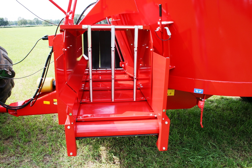 magneet, scherp, scherp-in voorkomen, magneten, vijzelmagneten, magneet op opvoerband voermengwagen, hoe voorkom ik scherp, hoe voorkom ik scherp-in, magneet in mengwagen, scherpe voorwerpen in het voer, metaal in koeienvoer, ijzeren delen in rantsoen, metaal, ijzer, voer, rantsoen, koeien, herkauwen, pens, netmaag, scherp-in, maagperforatie, scherpoperatie, kooimagneet, magneet, buikvliesontsteking, voerborstel, koe, melkveebedrijf, spijkers in voer, maag ontsteking bij koe, 