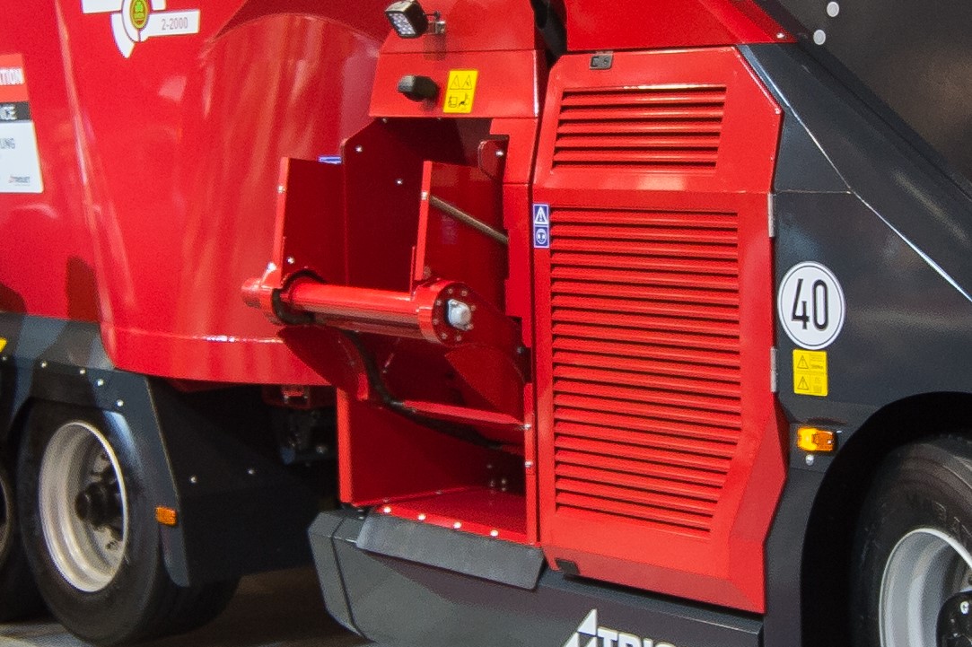 Triotrac zelfrijdende voermengwagen met gekromde ketting